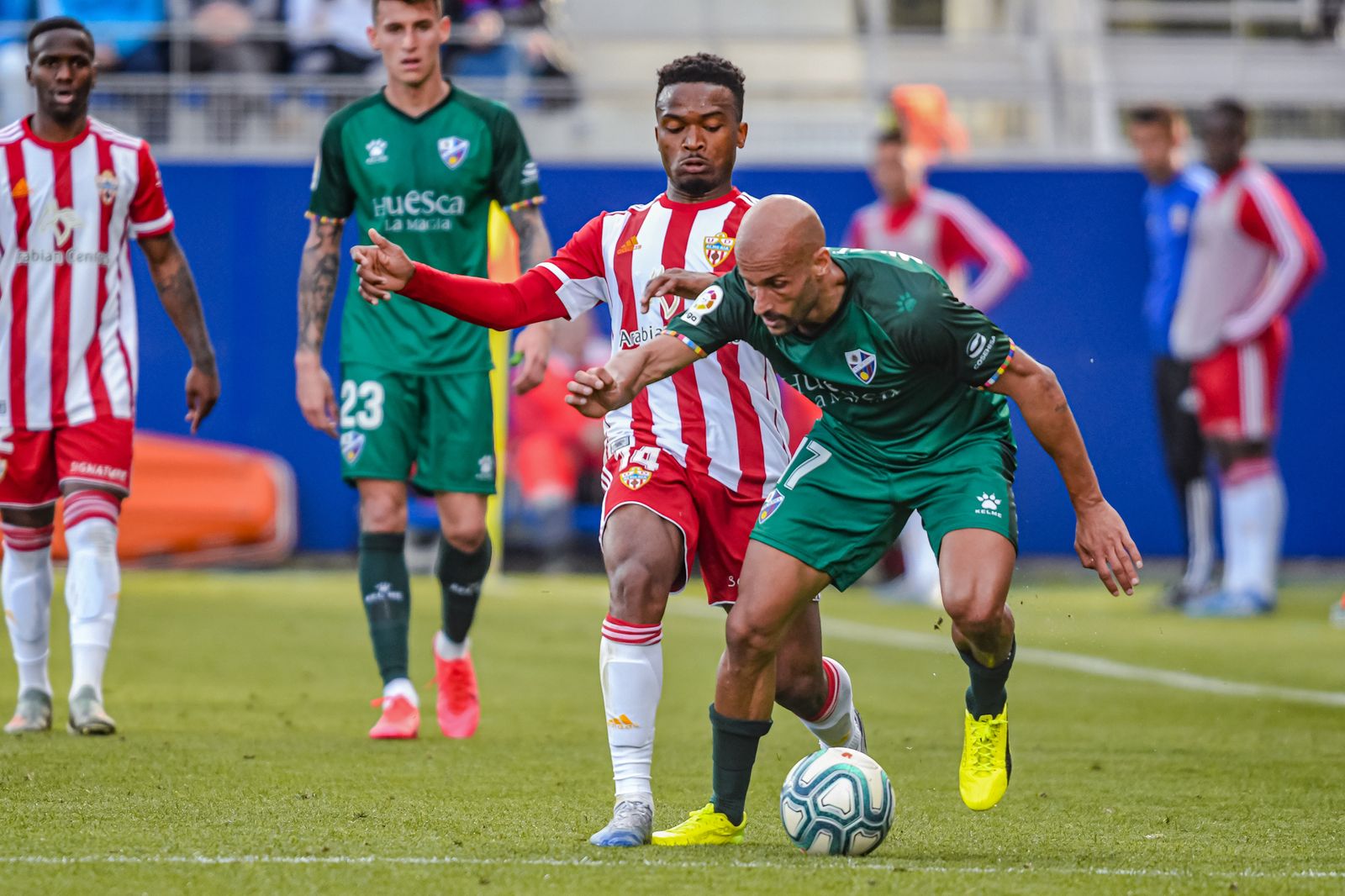 Kaptoum, que volvía al once, presiona a Mikel Rico, autor de un doblete