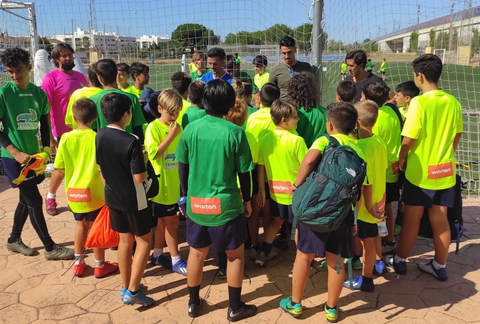 Bello, Martín Calderón y Marcelo firman autógrafos a los chavales.