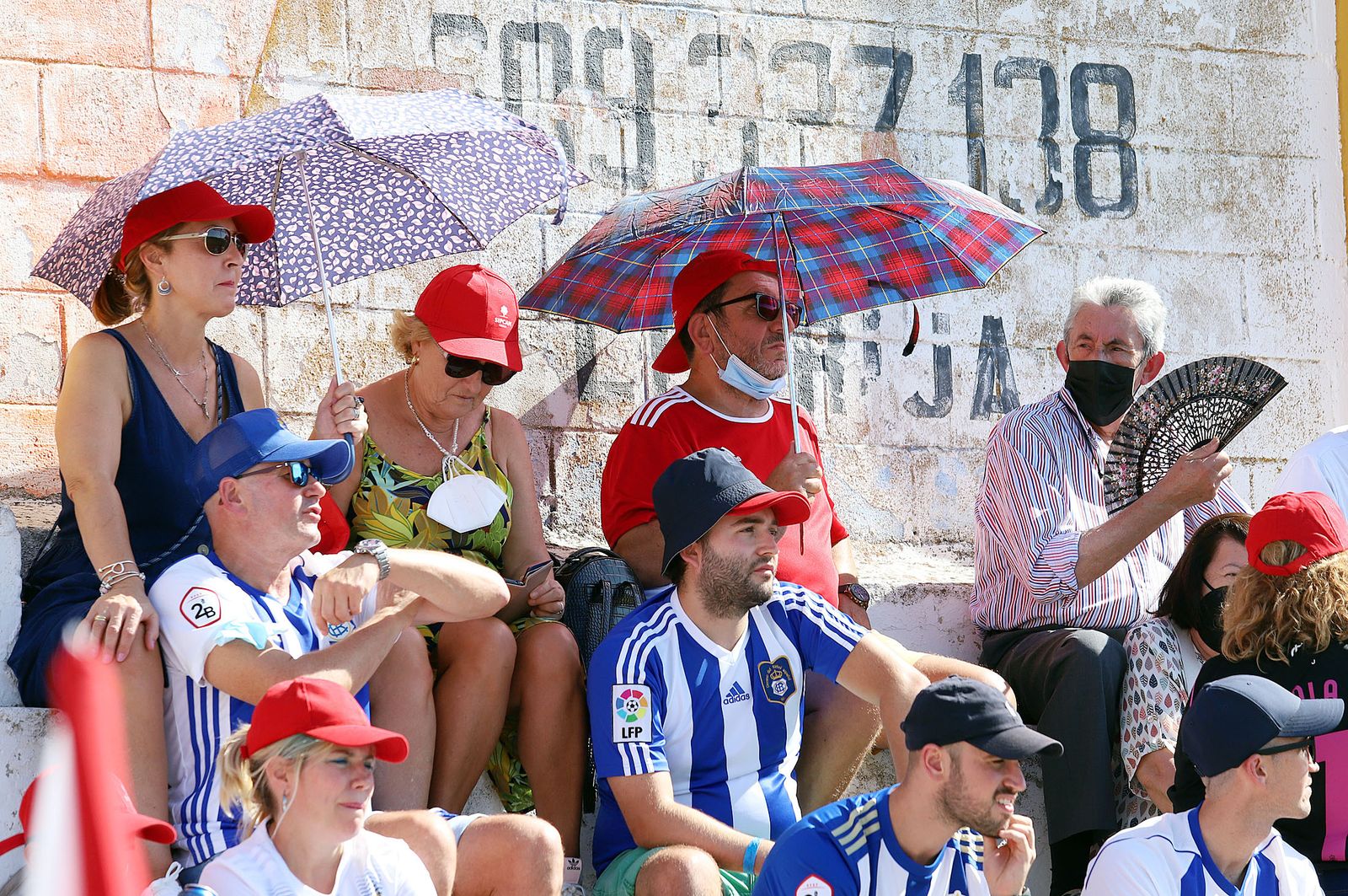 Imágenes de la afición más fiel del Recre en su visita al campo del Antoniano