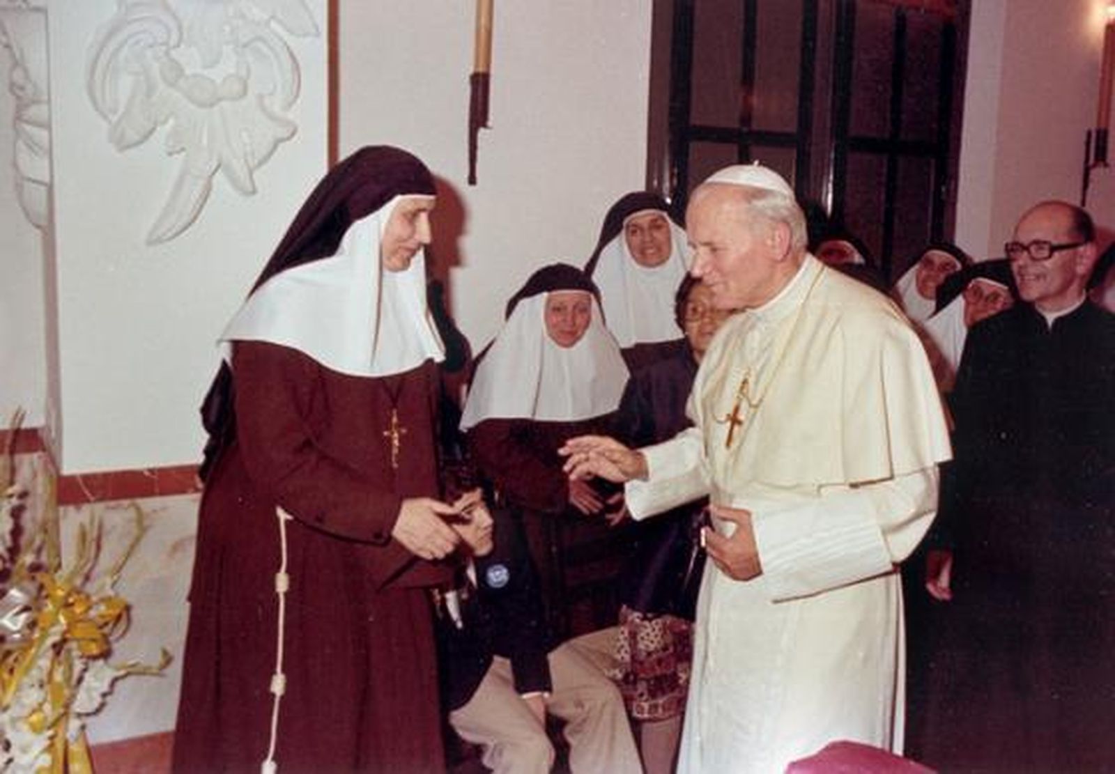 Con el Papa Juan Pablo II en el convento de las Hermanas de la Cruz cuando acudió a la beatificación de Santa Ángela.