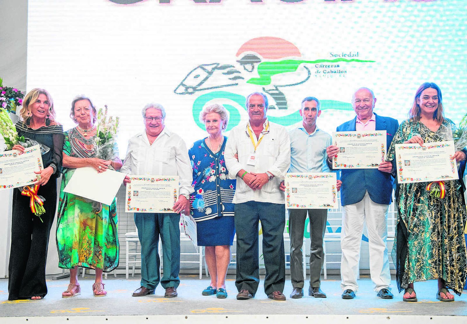 Los embajadores de este año junto al presidente de la Real Sociedad de Carreras de Caballos de Sanlúcar de Barrameda (en el centro sin diploma).