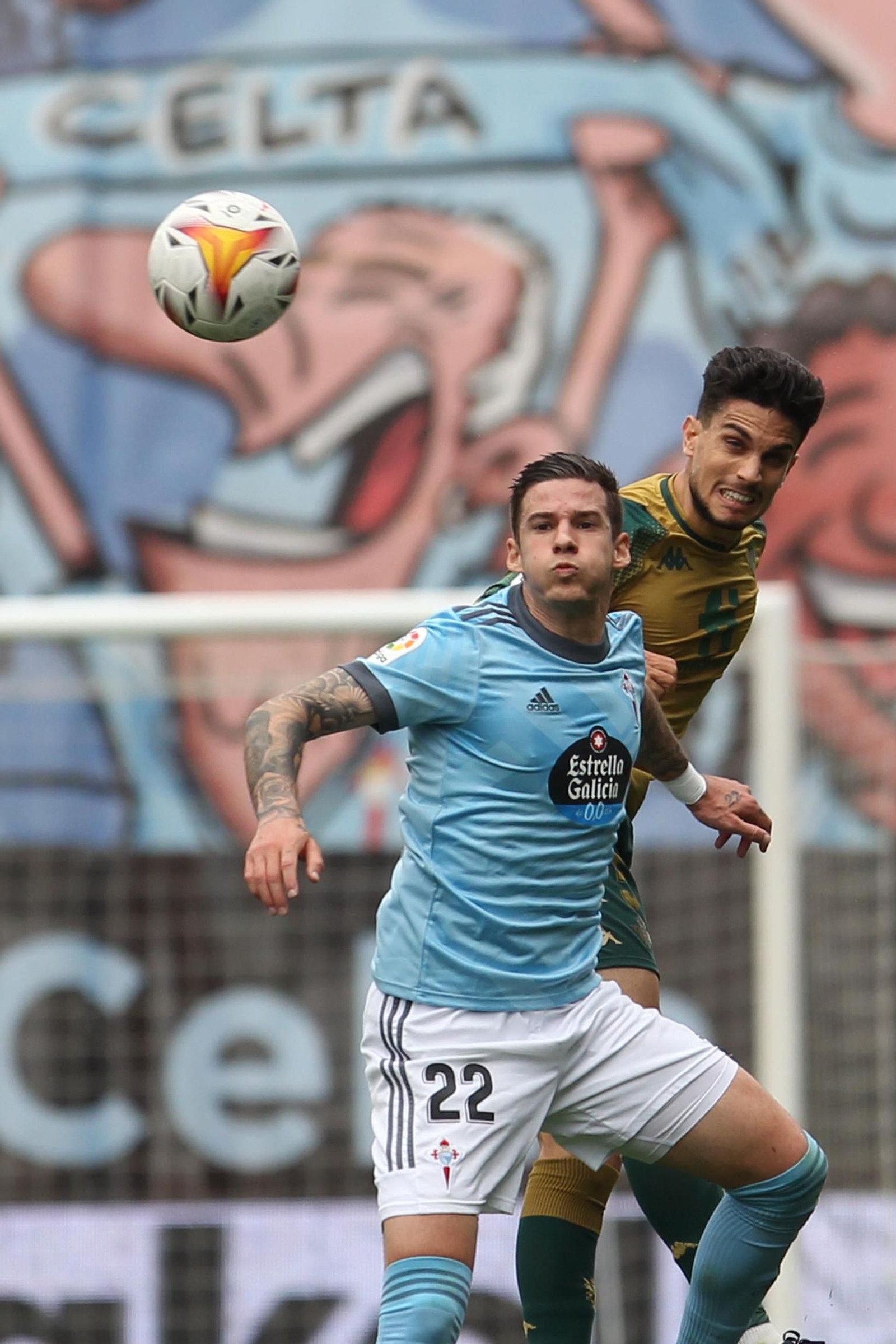 Bartra, en un lance ante Santi Mina.