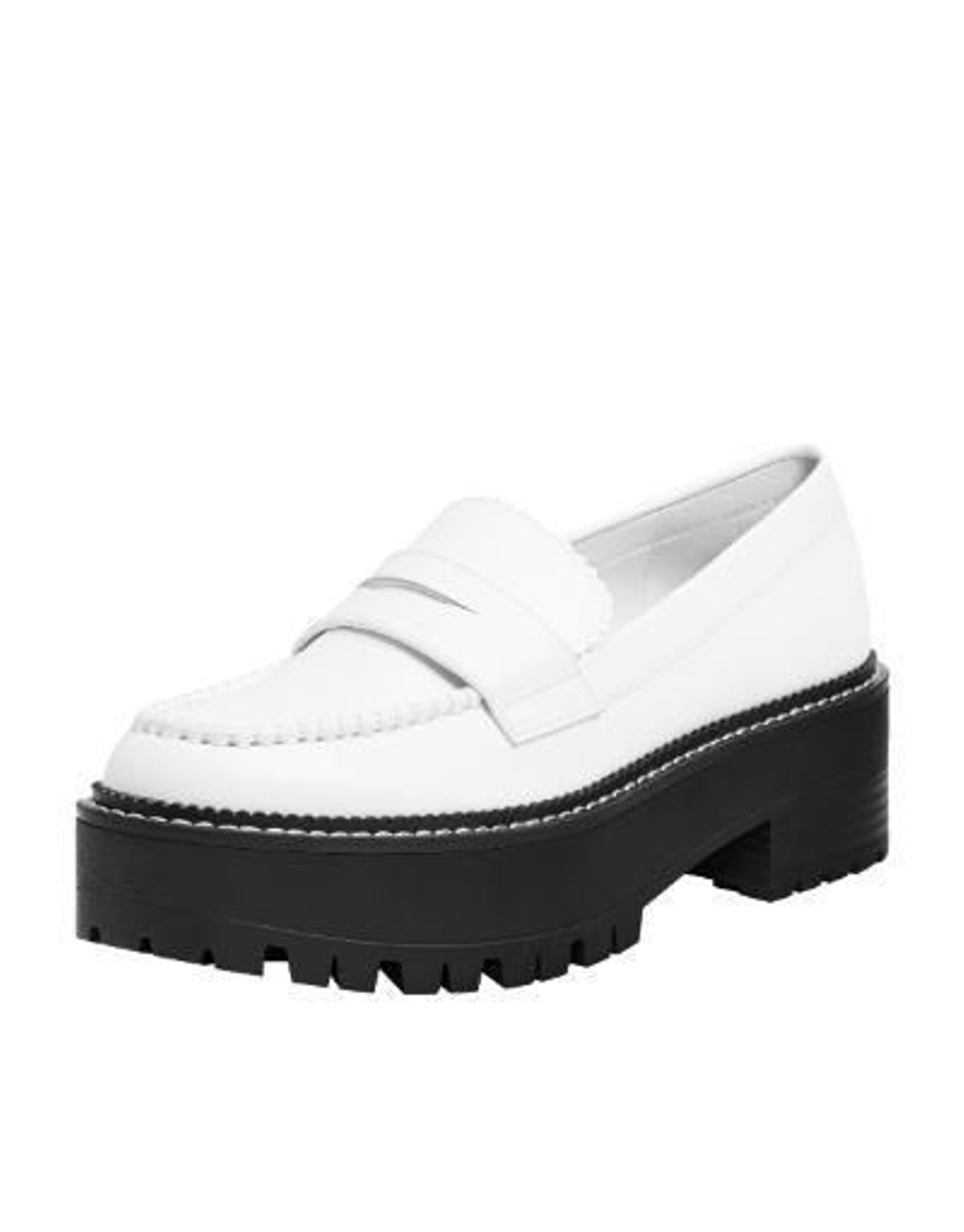 Mocasines: de color blanco y con plataforma en contraste. De Bershka. Los mejores zapatos de tendencia esta temporada