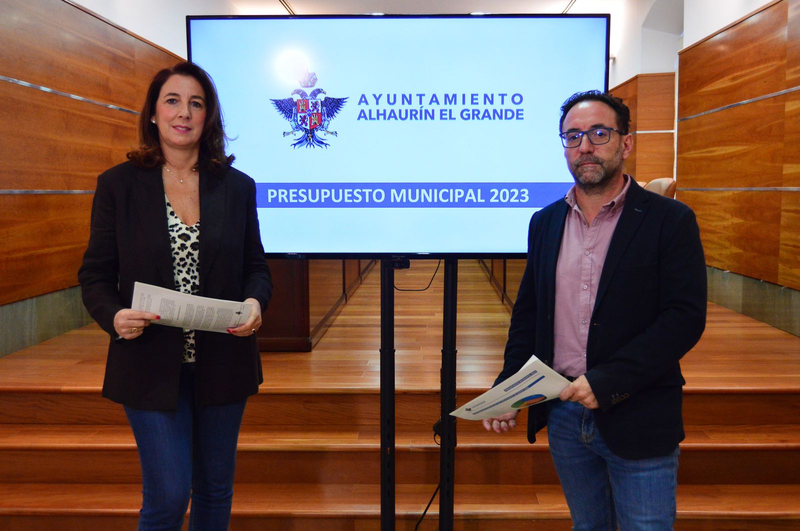 La alcaldesa de Alhaurín el Grande, Toñi Ledesma, y el primer teniente de alcalde y concejal de Economía y Hacienda, Víctor Romero.