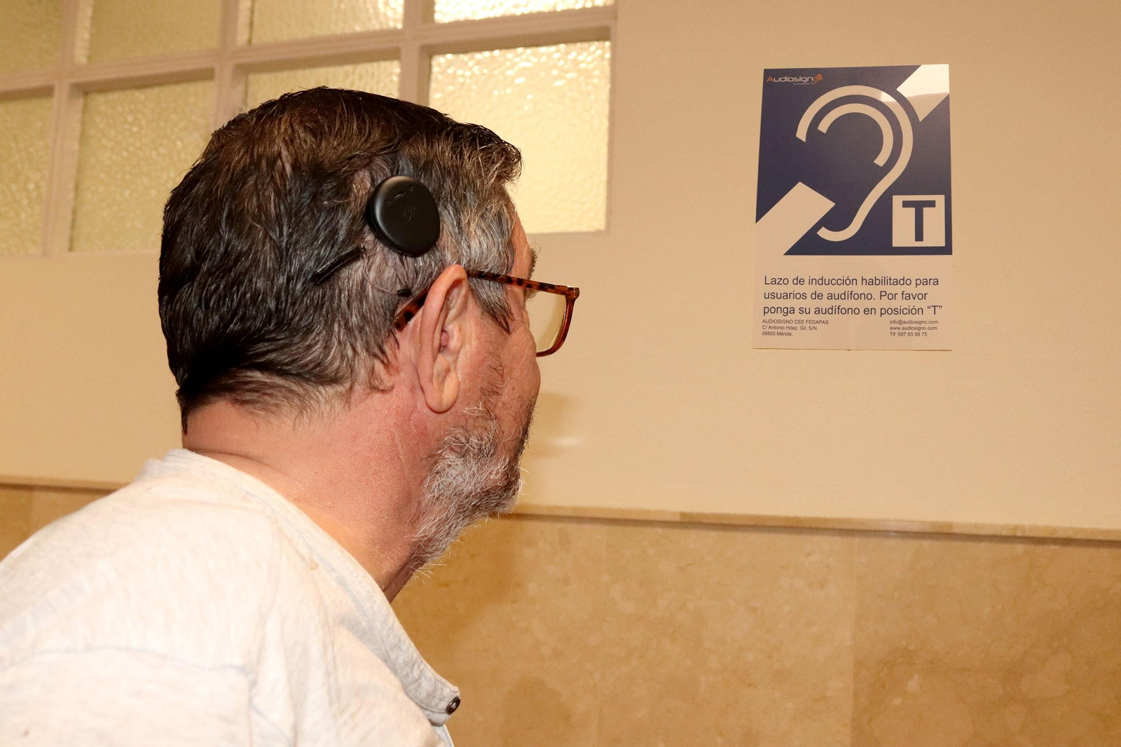 Paciente con implante coclear siguiendo las instrucciones para acceder a esta novedoso recurso accesible.