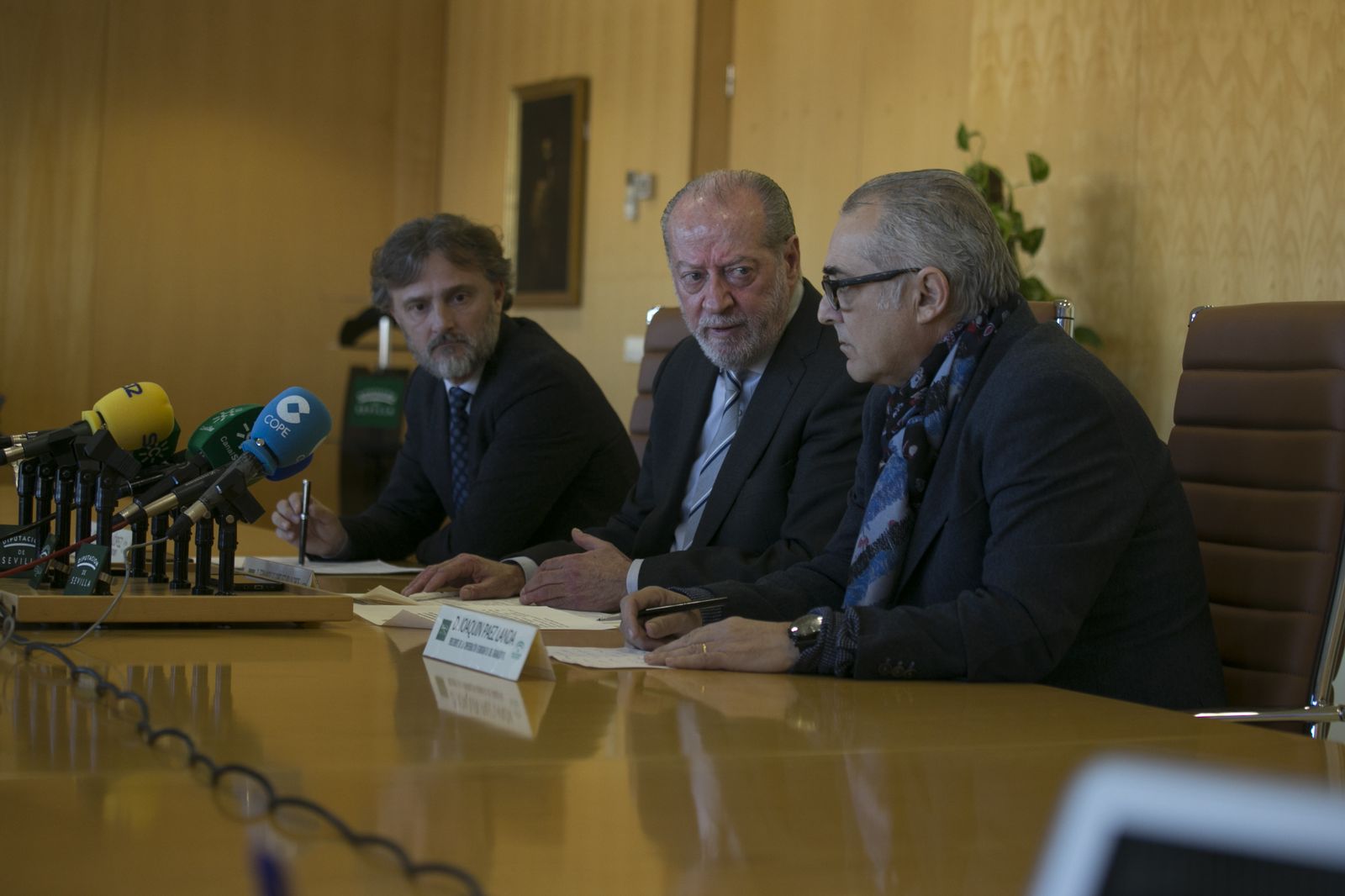 El consejero en funciones, José Fiscal, el presidente de la Diputación, Fernando Rodríguez Villalobos, y el de la CHG, Joaquín Páez.