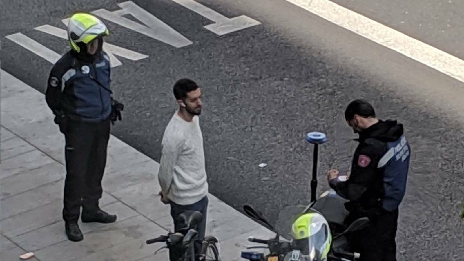 Momento en que Broncano es multado.