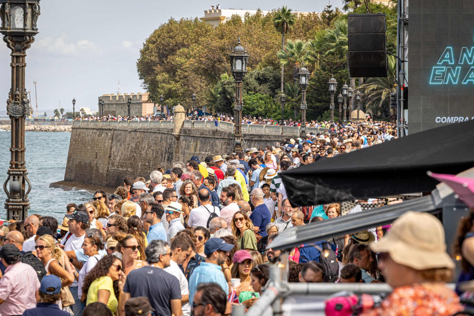 Búscate en SailGP Cádiz: La ciudad disfruta del ambiente del domingo con las actividades, las carreras y los bares