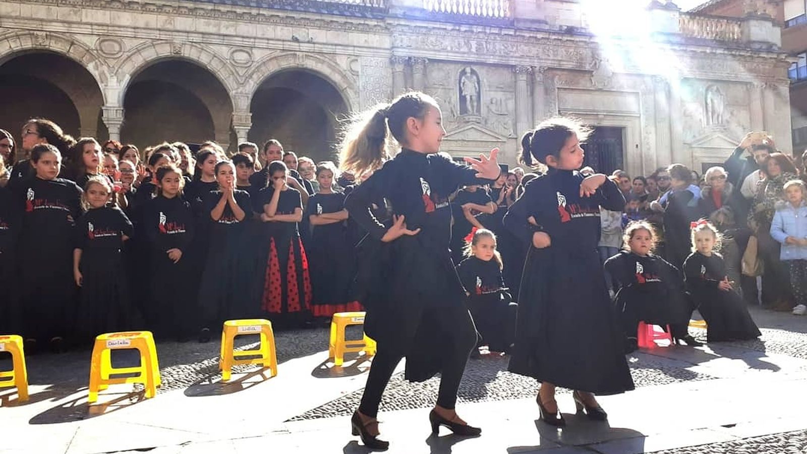 Una joven pareja de baile en la plaza de la Asunción.