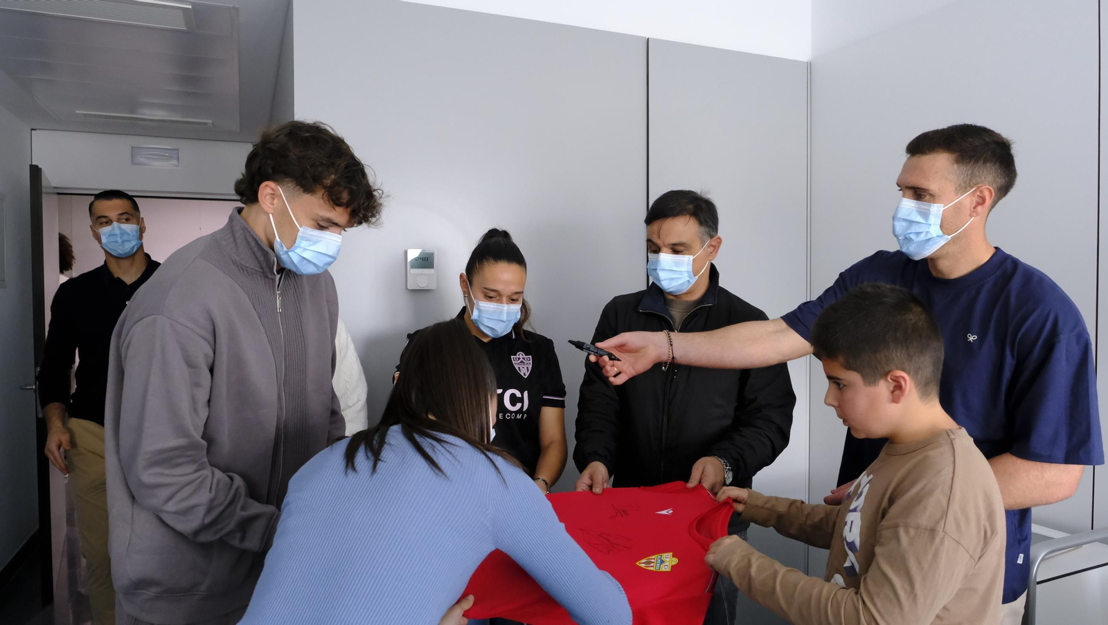 Las imágenes de la visita de los jugadores del Almería a los niños de Torrecárdenas