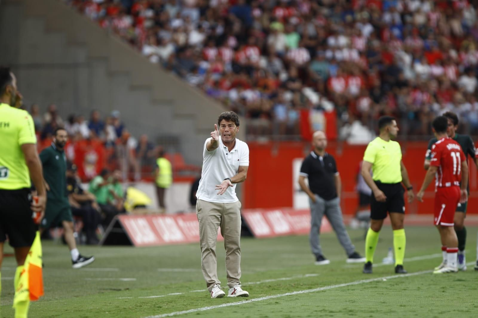 Rubi realiza indicaciones a sus futbolistas desde la banda durante una acción del encuentro frente a los cántabros..