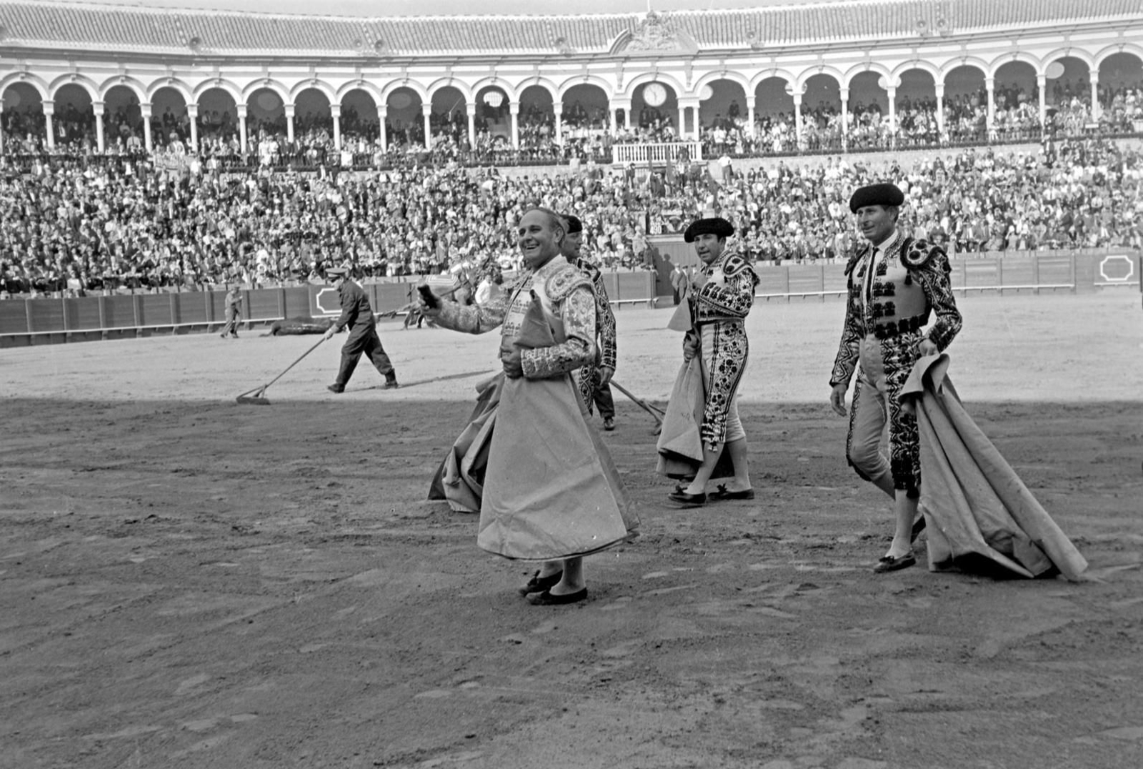Torerísimo, Rafael Ortega pasea el amarillo albero portando la última oreja que cortó en una Feria que le vio triunfar en numerosas ocasiones.