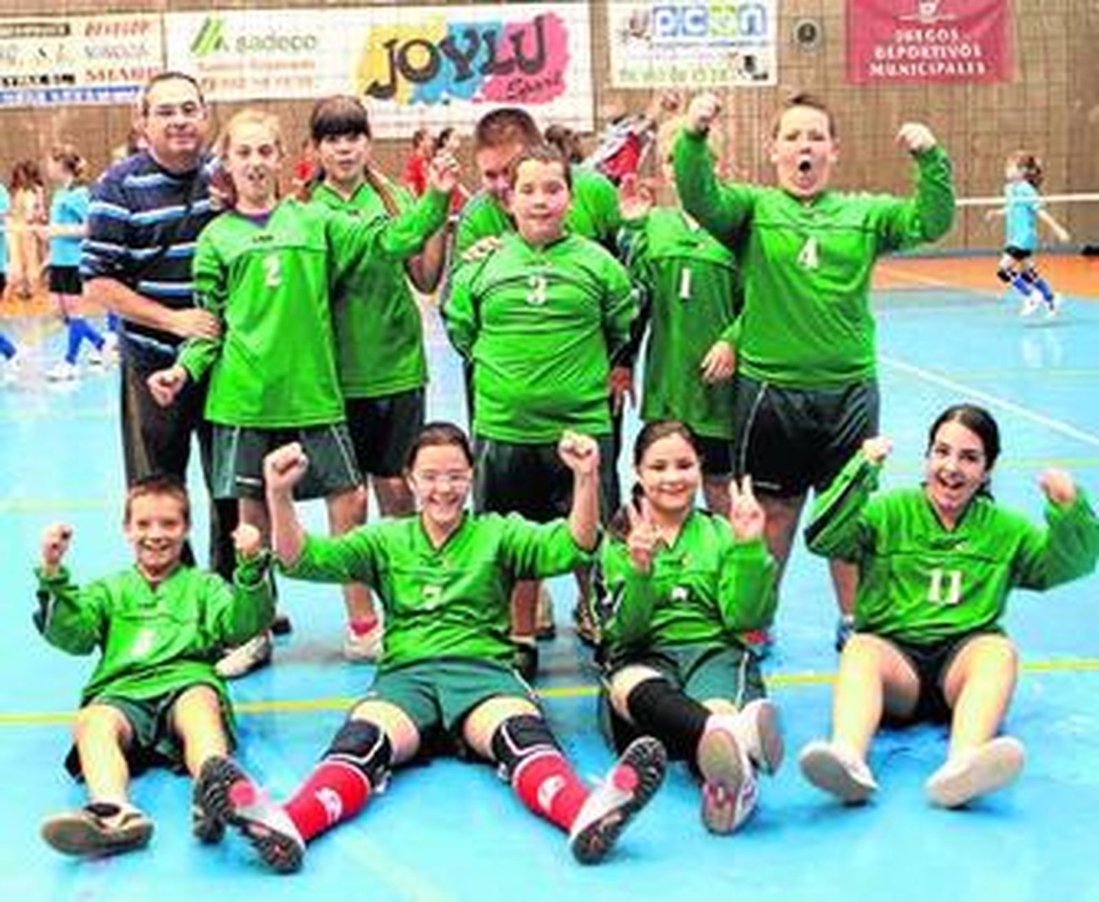 El equipo mixto del Algafequi celebra su triunfo en la final alevín de voleibol.