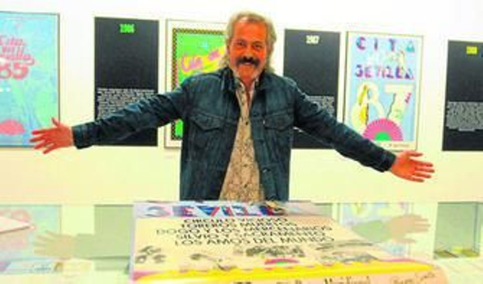 Paco Alejo, junto al cartel del 21 de mayo de 1987 en el Prado. Detrás, a su derecha, el cartel de 'Cita en Sevilla' del 87 de Manolo Cuervo.