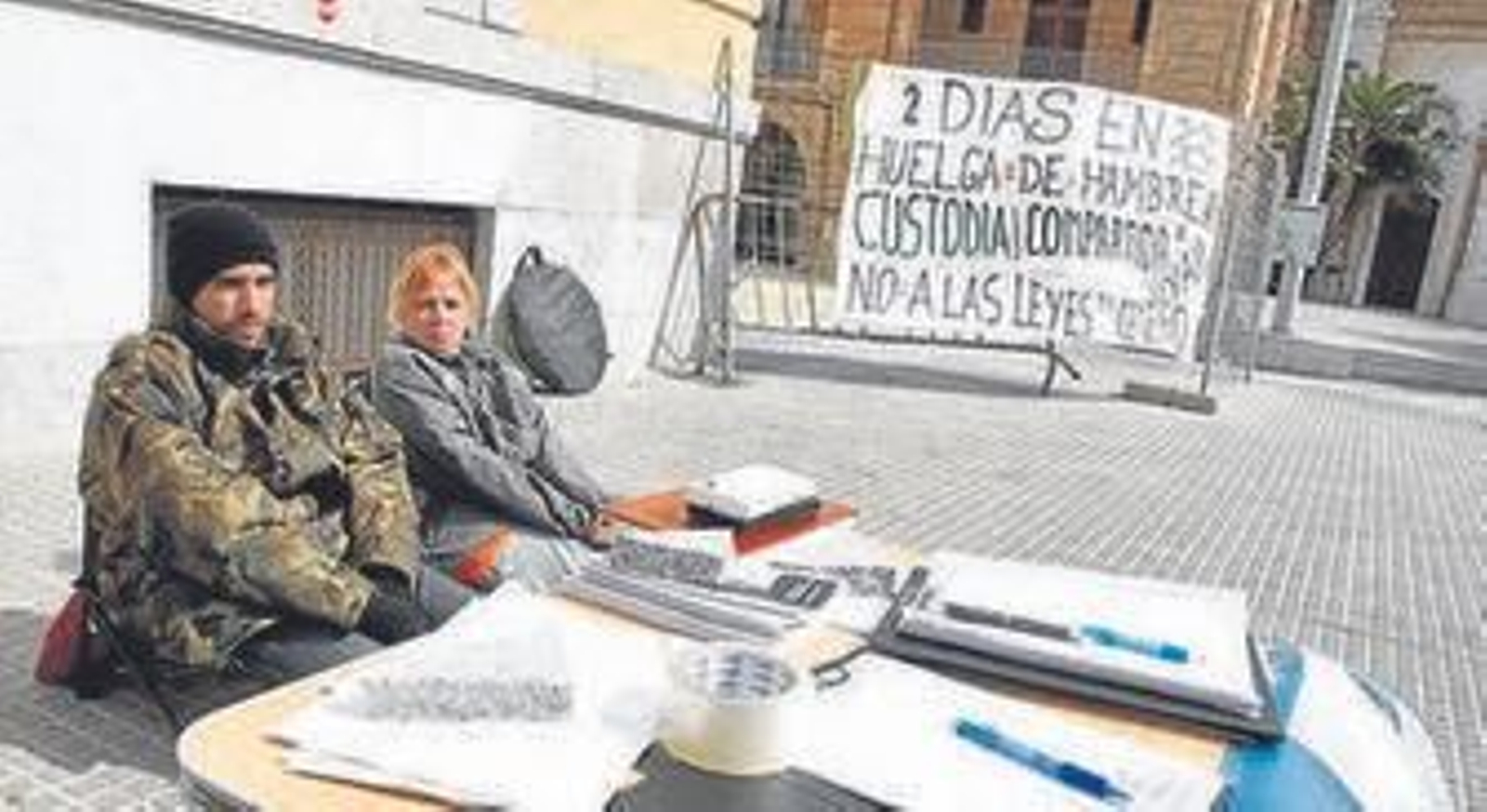 José Martín y Carmen Castañeda, ayer, junto a la mesa de firmas.