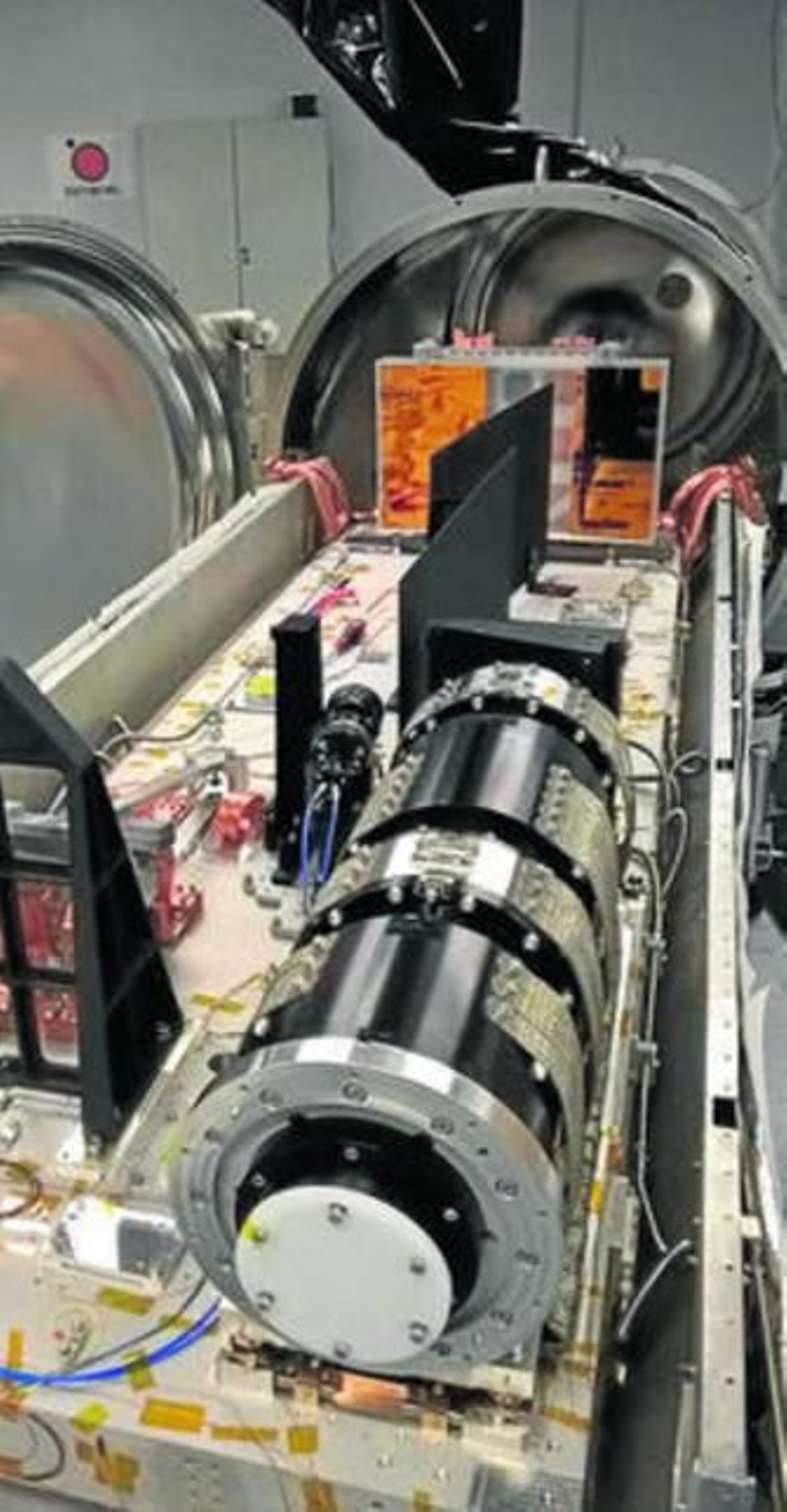 CARMENES, durante su integración en el tanque de vacío.