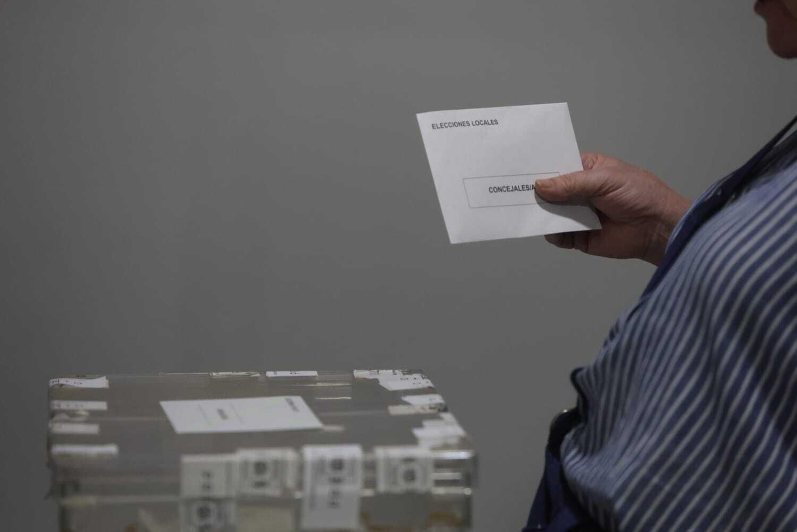 Uno de los ciudadanos votando en Málaga este 28-M Uno de los ciudadanos votando en Málaga este 28-M
