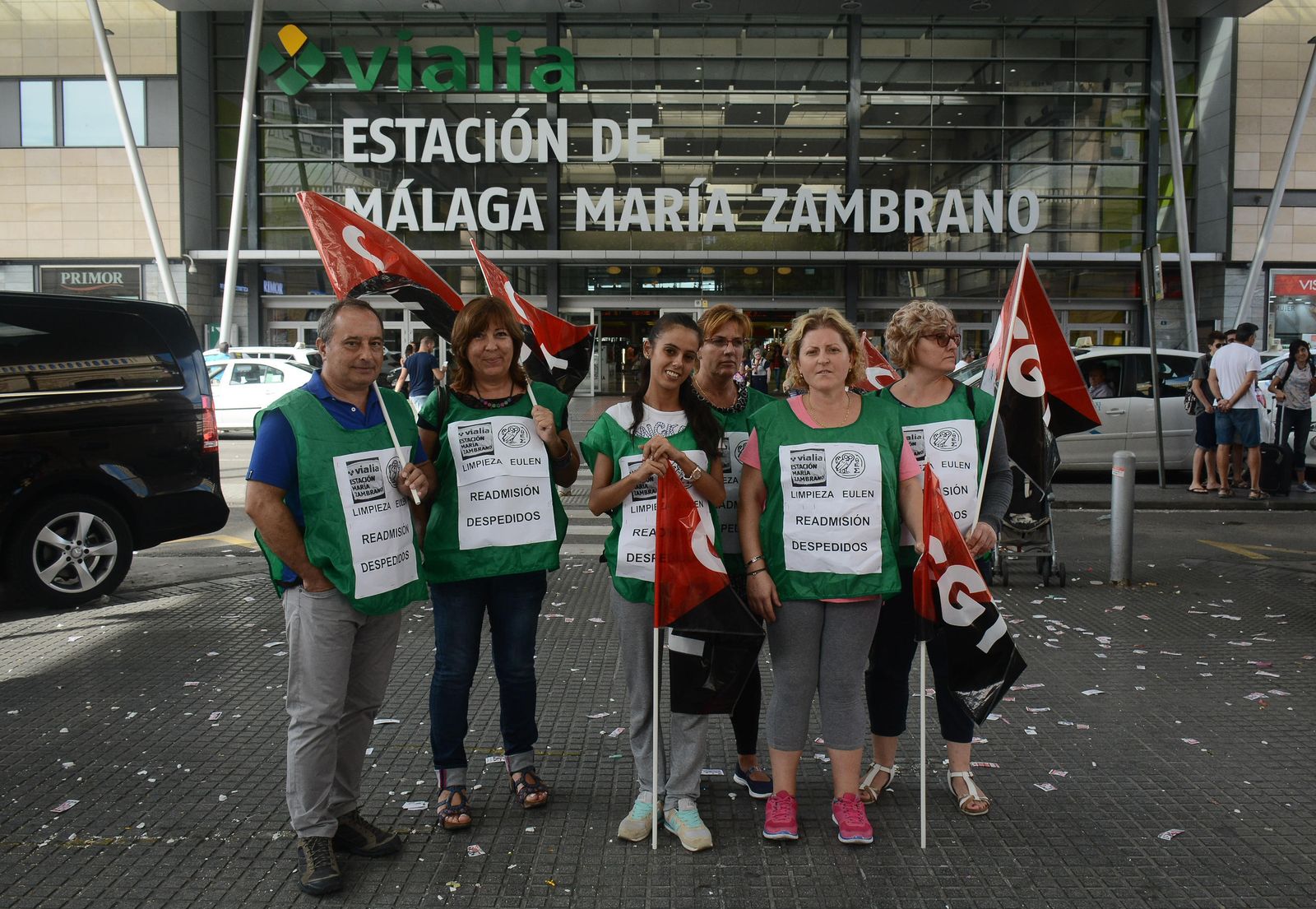 Trabajadores en huelga durante la jornada de ayer frente al Vialia.