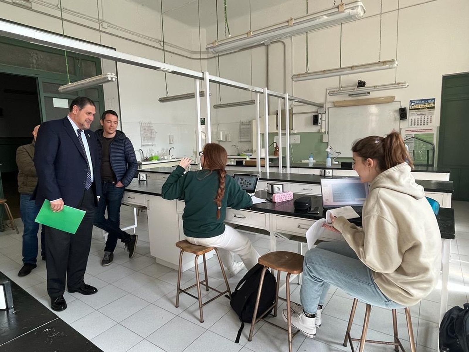 El delegado de Educación visita el IES Celia Viñas de la capital que oferta para el próximo curso 35 nuevas plazas en el Bachillerato Internacional