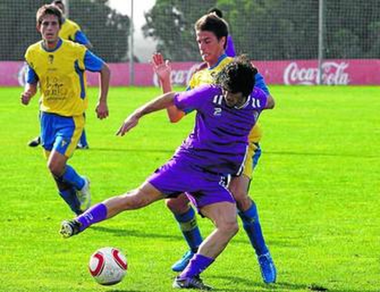 Sergio Beato es uno de los dos que se caen tras la derrota contra el Algeciras.