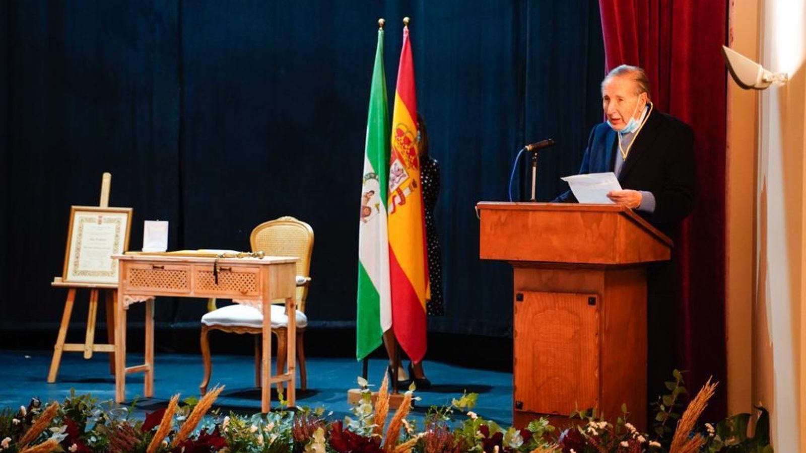 El doctor Rodríguez Sacristán se dirige al público.