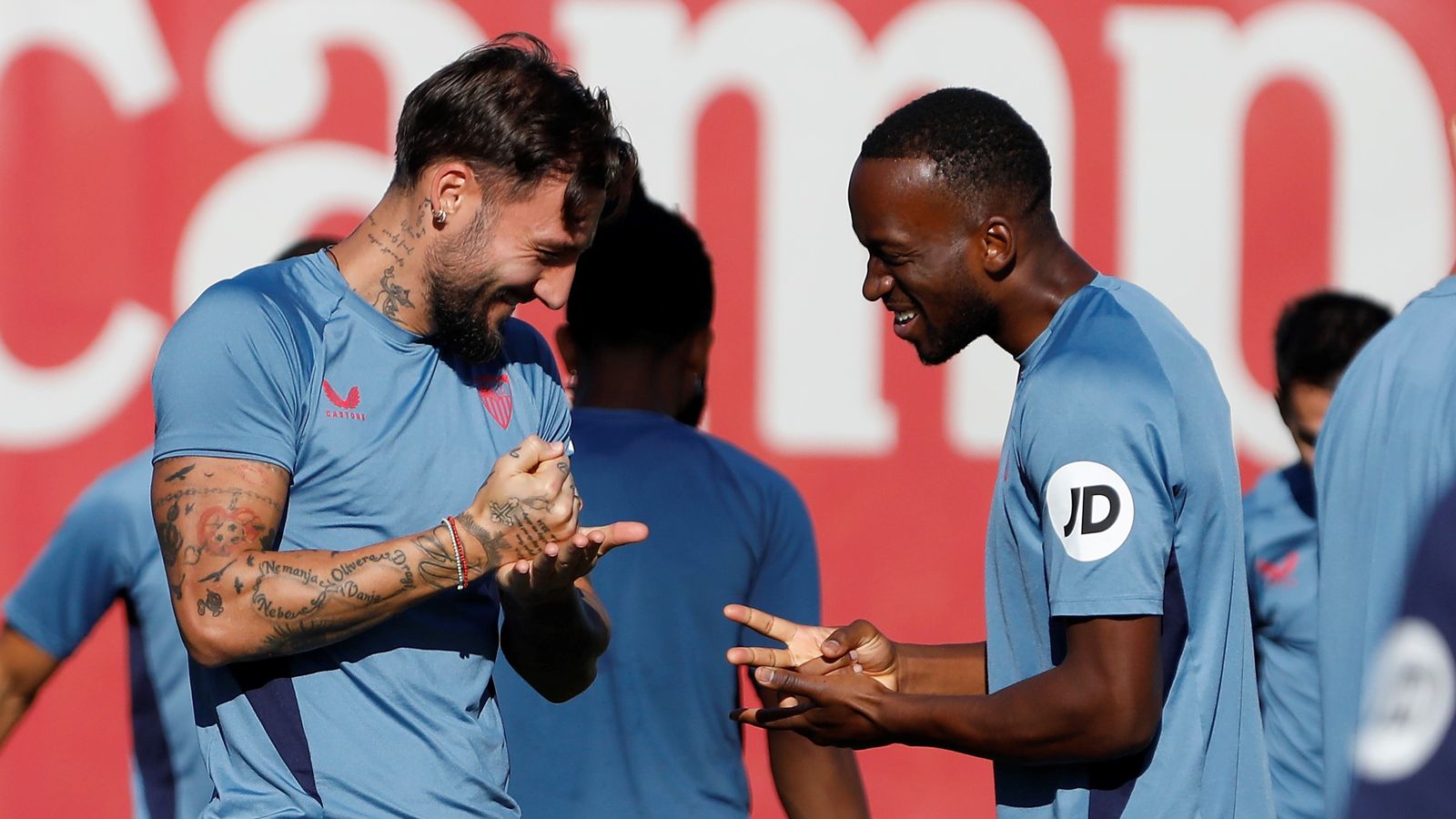 Gudelj y Lukébakio juegan en  un entrenamiento del Sevilla.