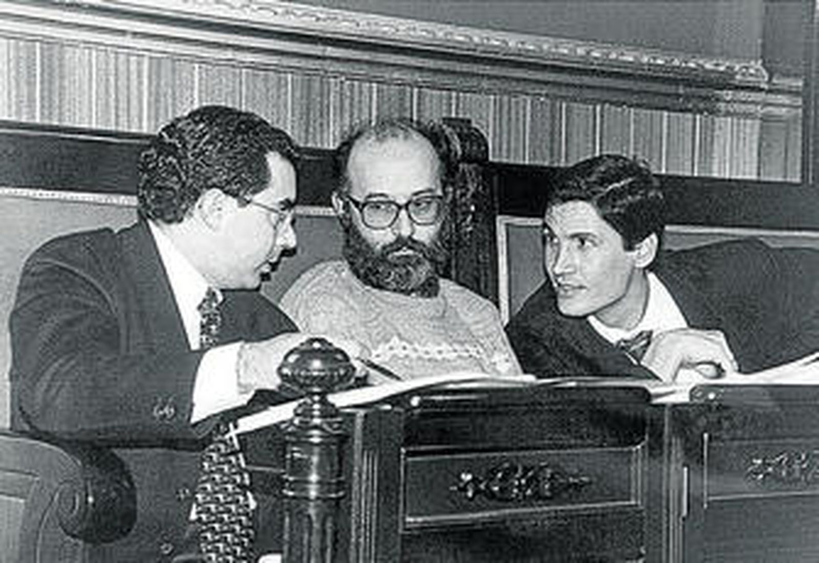 De izquierda a derecha, José María Ortega (PP), Pepe Ramírez (PA) y Julio Martín Gutiérrez (PIE), en un pleno de 1996.