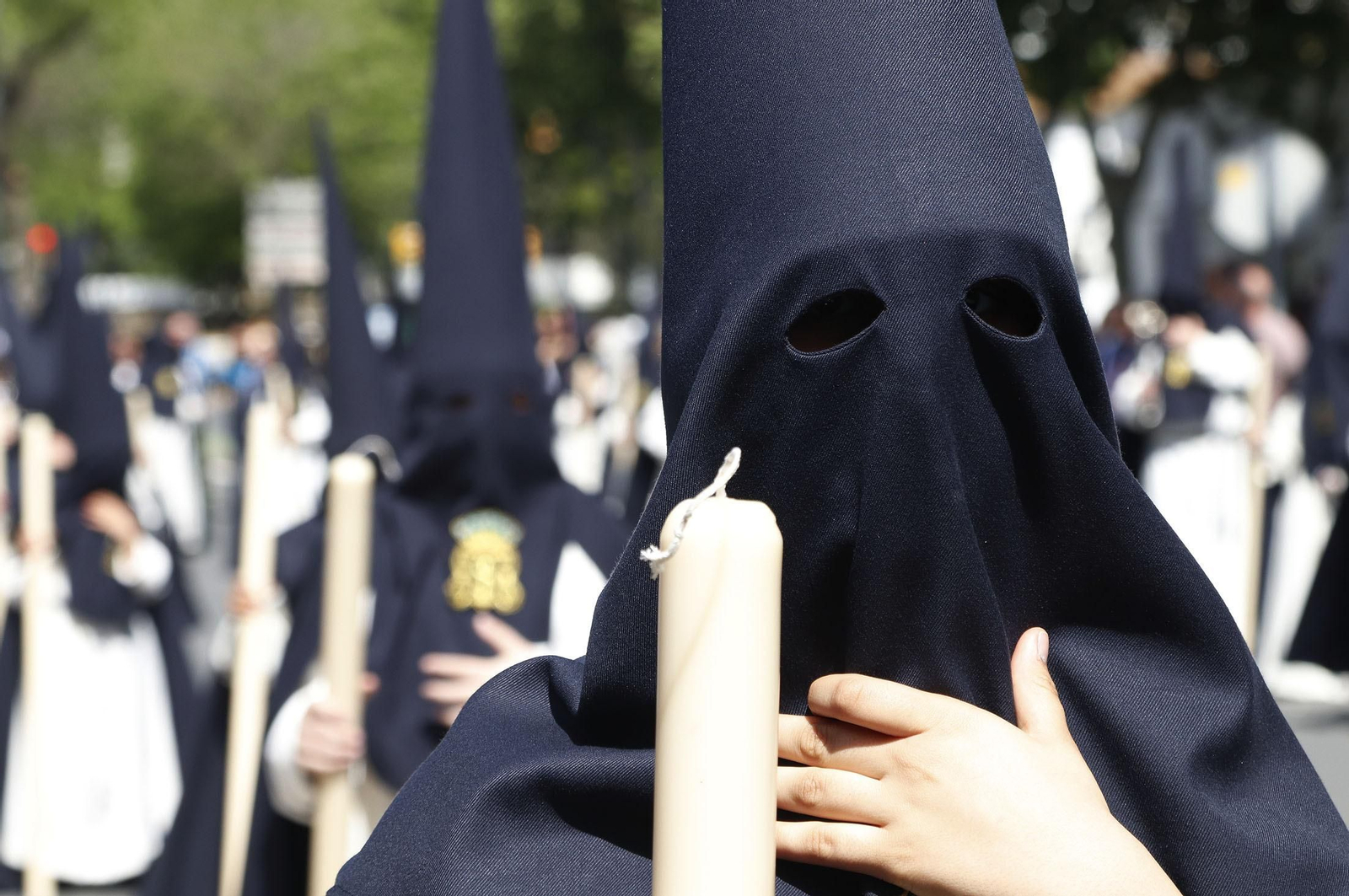 Imágenes del recorrido de la Hermandad de la Redención por las calles de Huelva