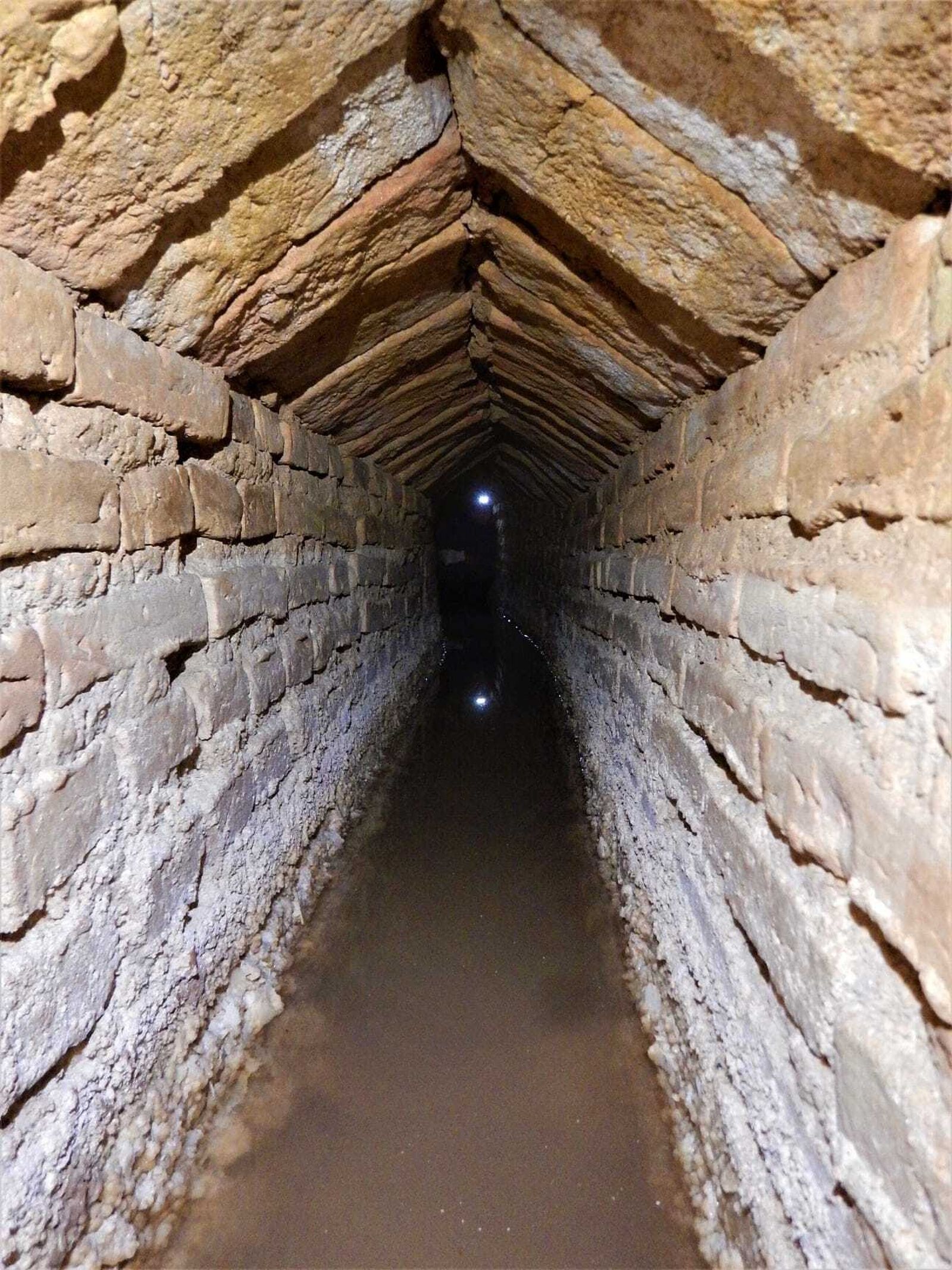 Otra imagen distribuida por el Ayuntamiento de Carmona, en la que se aprecia el tipo de construcción, similar al de otras minas de agua de la zona.