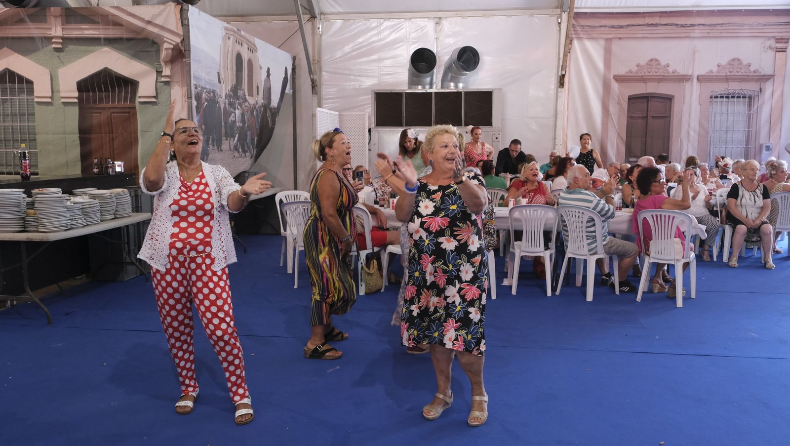 Imágenes de la comida homenaje a los mayores en la Caseta Municipal de la Feria de Almería 2022
