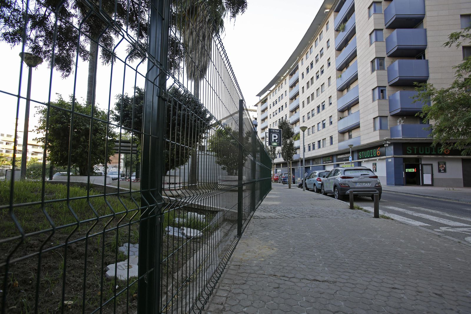 El Ayuntamiento instala na valla en la calle Campamento para hacer frente a la ‘botellona’-