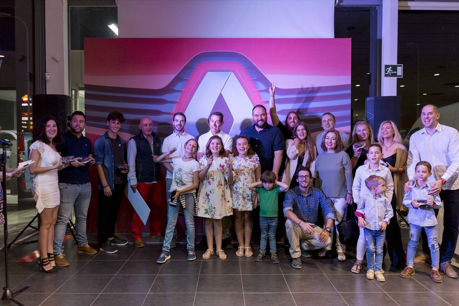 Foto de familia de los ganadores y finalistas del concurso organizado por el concesionario Japemasa Renault.