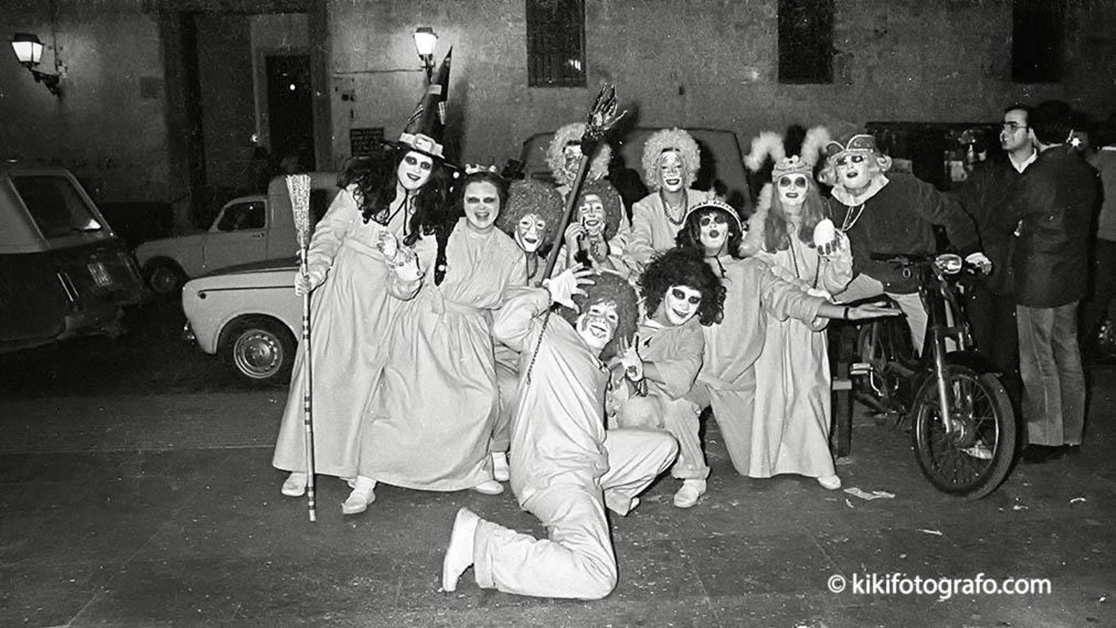 Los componentes del coro 'La gran locura', en la plaza del Falla.