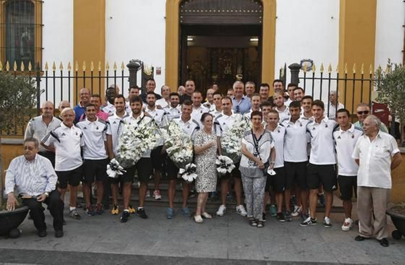 La plantilla realiza la tradicional ofrenda floral

Foto: Erasmo Fenoy