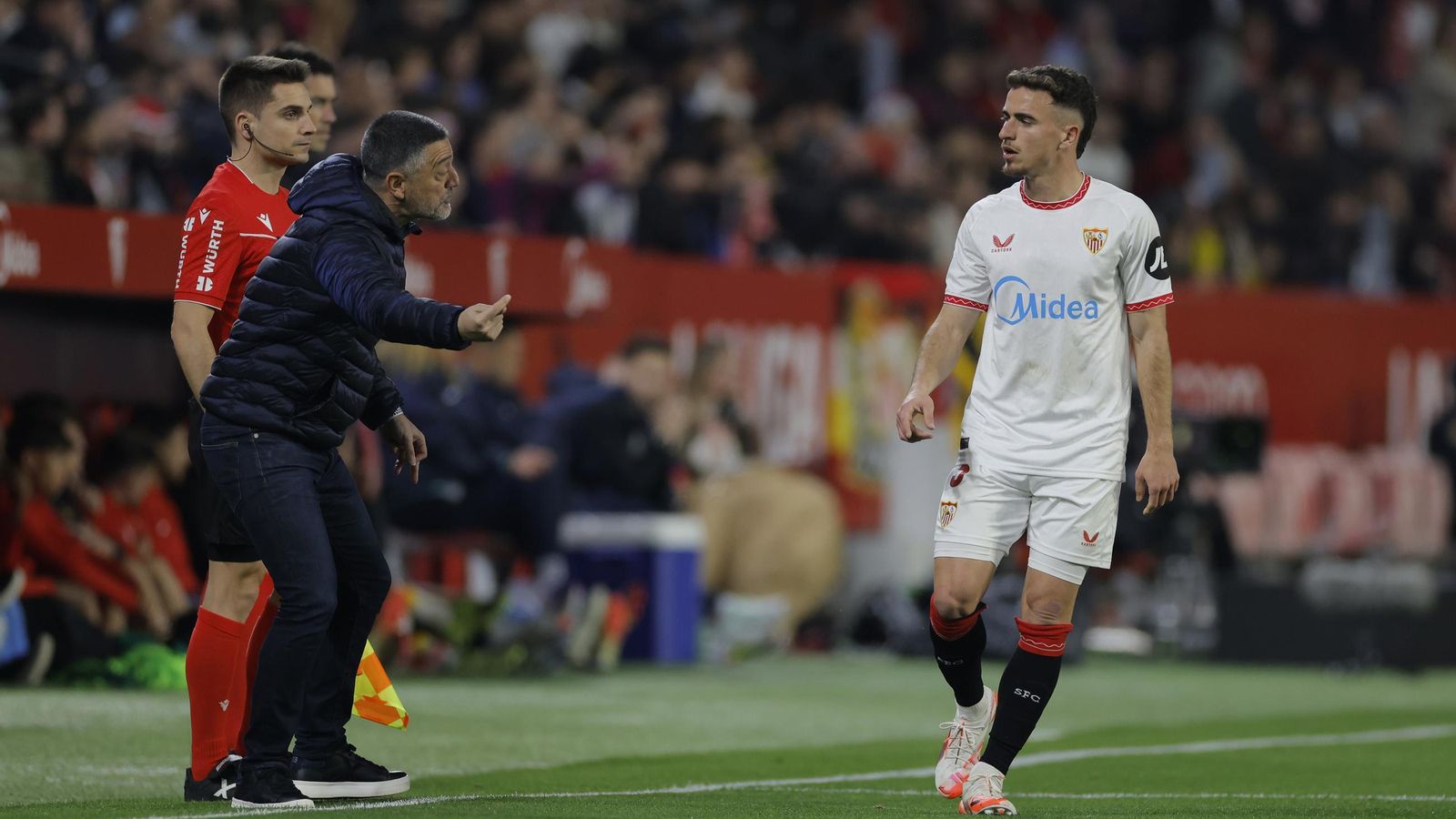 Pedrosa se acerca a escuchar una orden del técnico sevillista.