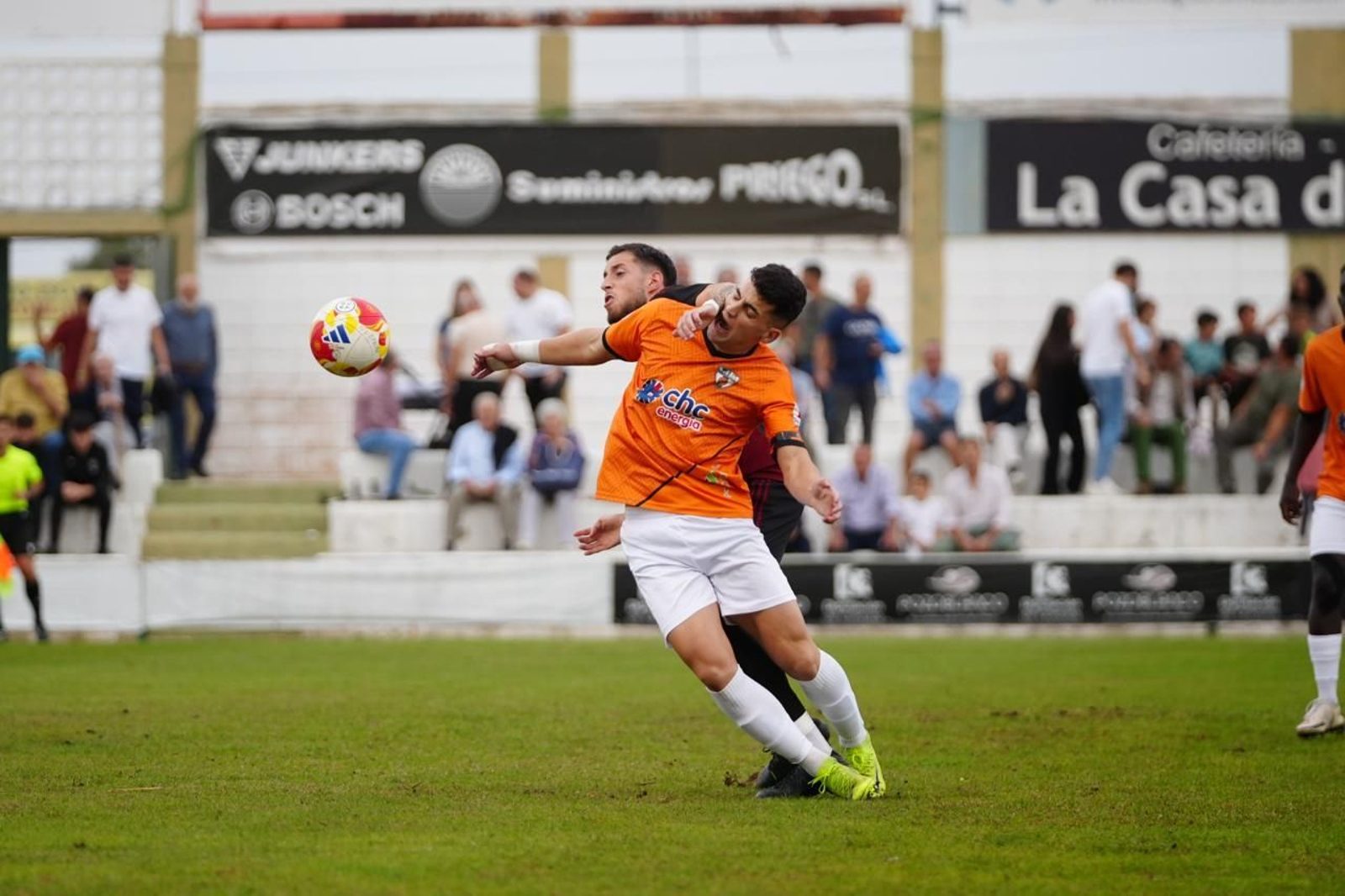 Fran Gómez disputa un balón con Álex Jiménez.