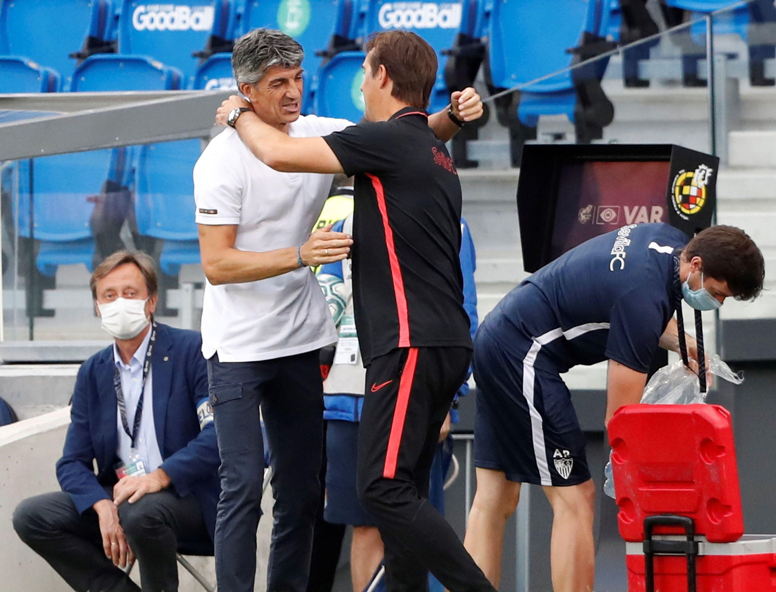 Imanol Alguacil y Julen Lopetegui se abrazan antes del Real Sociedad-Sevilla.