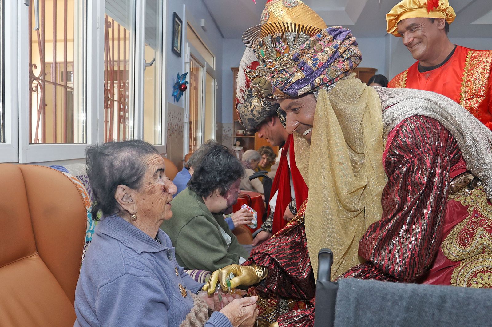 Reyes Magos de Huelva 2025: Imágenes de la visita al Asilo de Ancianos Santa Teresa de Jornet