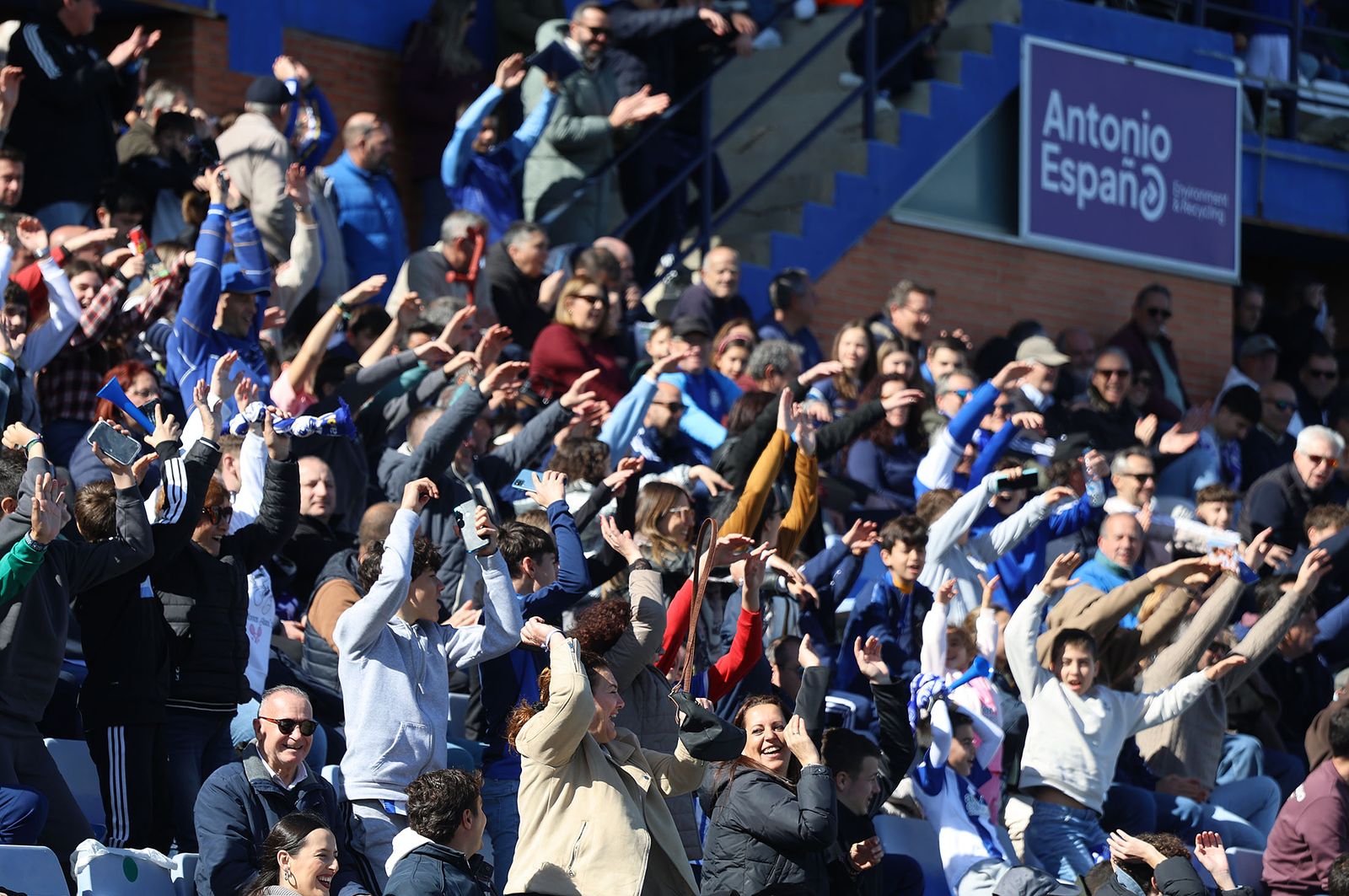 Búscate en las gradas del Nuevo Colombino en el Recre-Yeclano