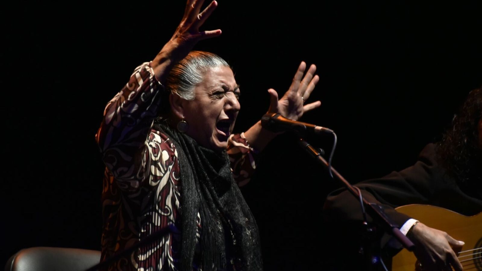 Tía Juana la del Pipa canta en el teatro Florida de Algeciras.