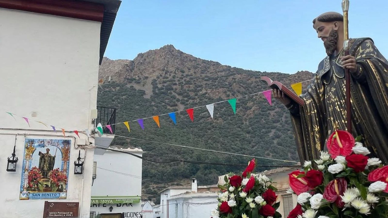 Los vecinos sancando a San Benito por Trevélez, en una imagen de archivo