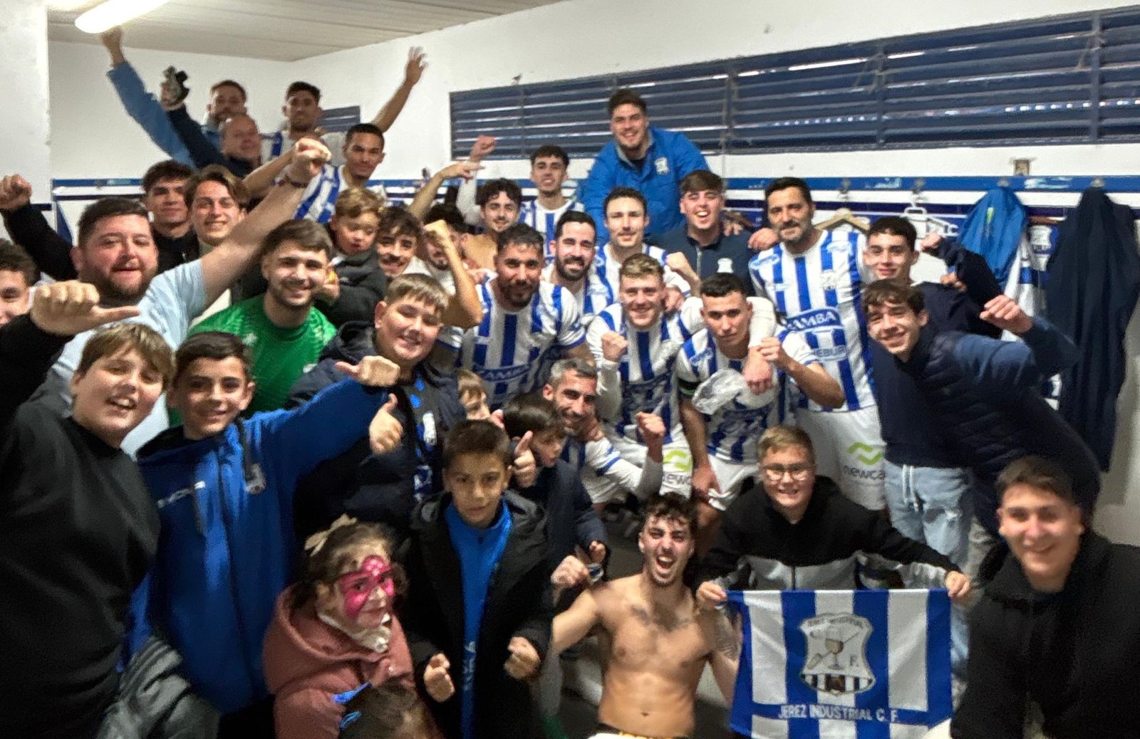 Los jugadores del Jerez Industrial celebran el triunfo ante el Barbate.