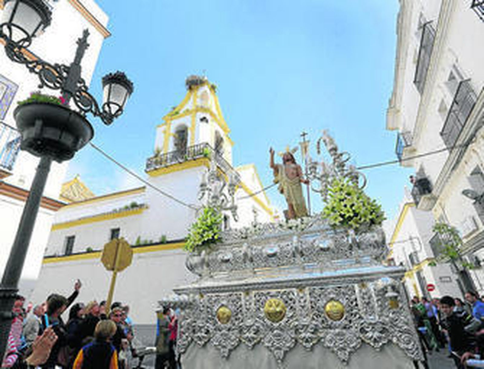 El paso del Resucitado ante la Iglesia de San Telmo.