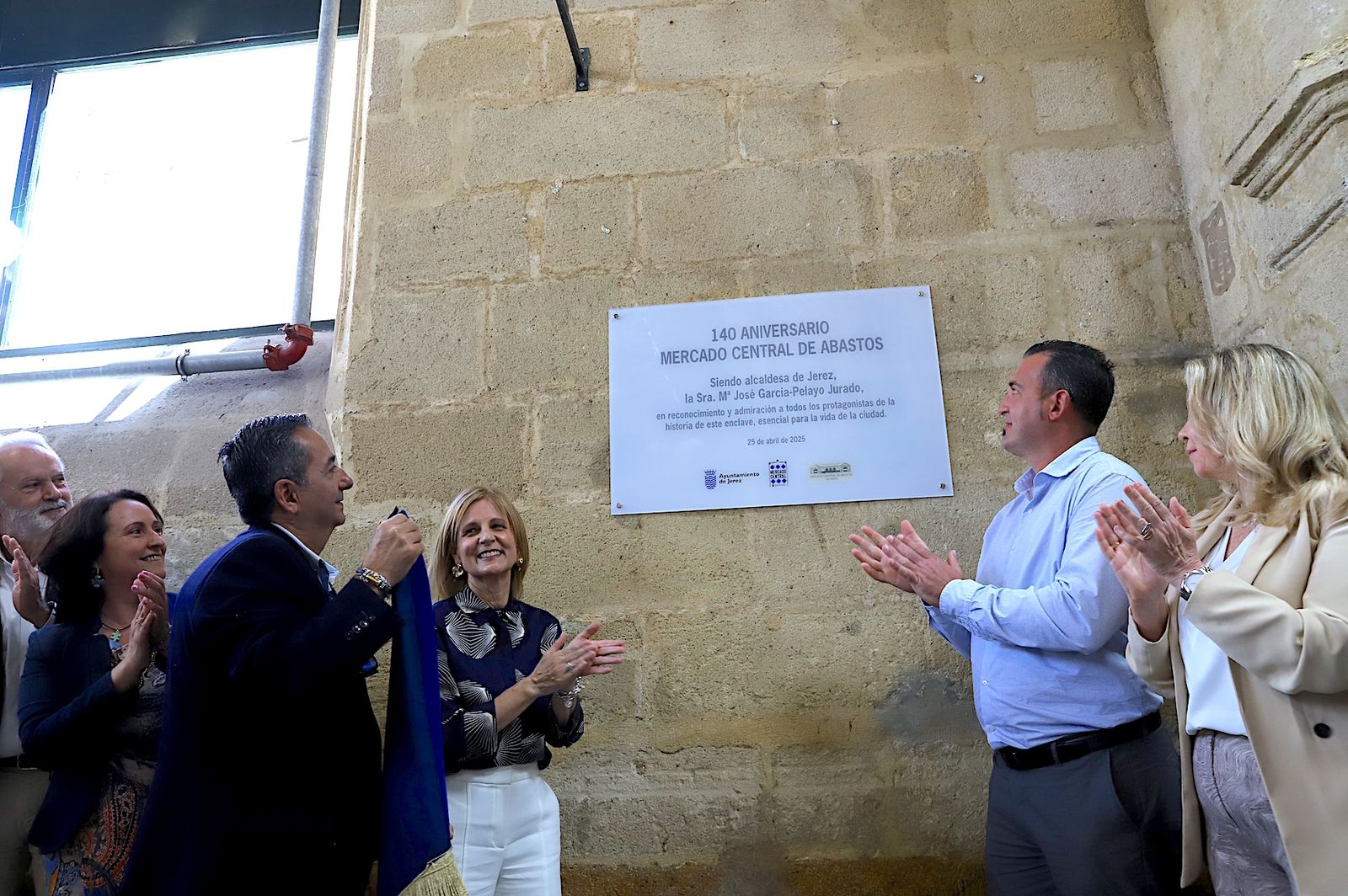 Descubrimiento de la placa conmemorativa de los 140 años del Mercado Central de Abastos.