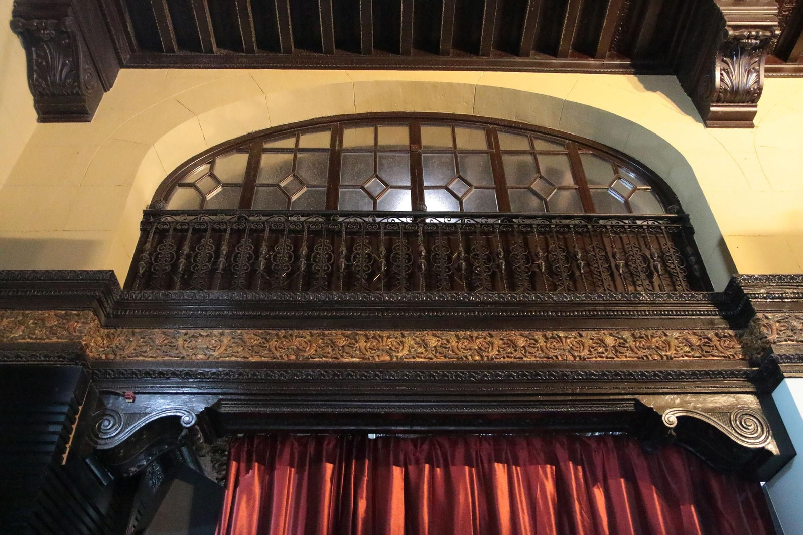 Así de espectaculares son los salones del Círculo Mercantil de Almería