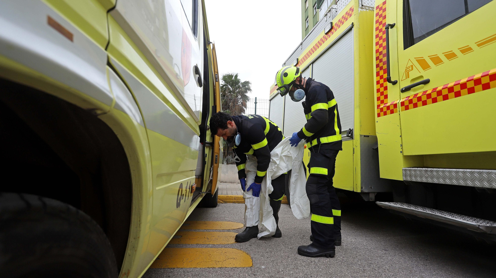 Fotos de las tareas de desinfección del Centro Residencial para Mayores de Algeciras