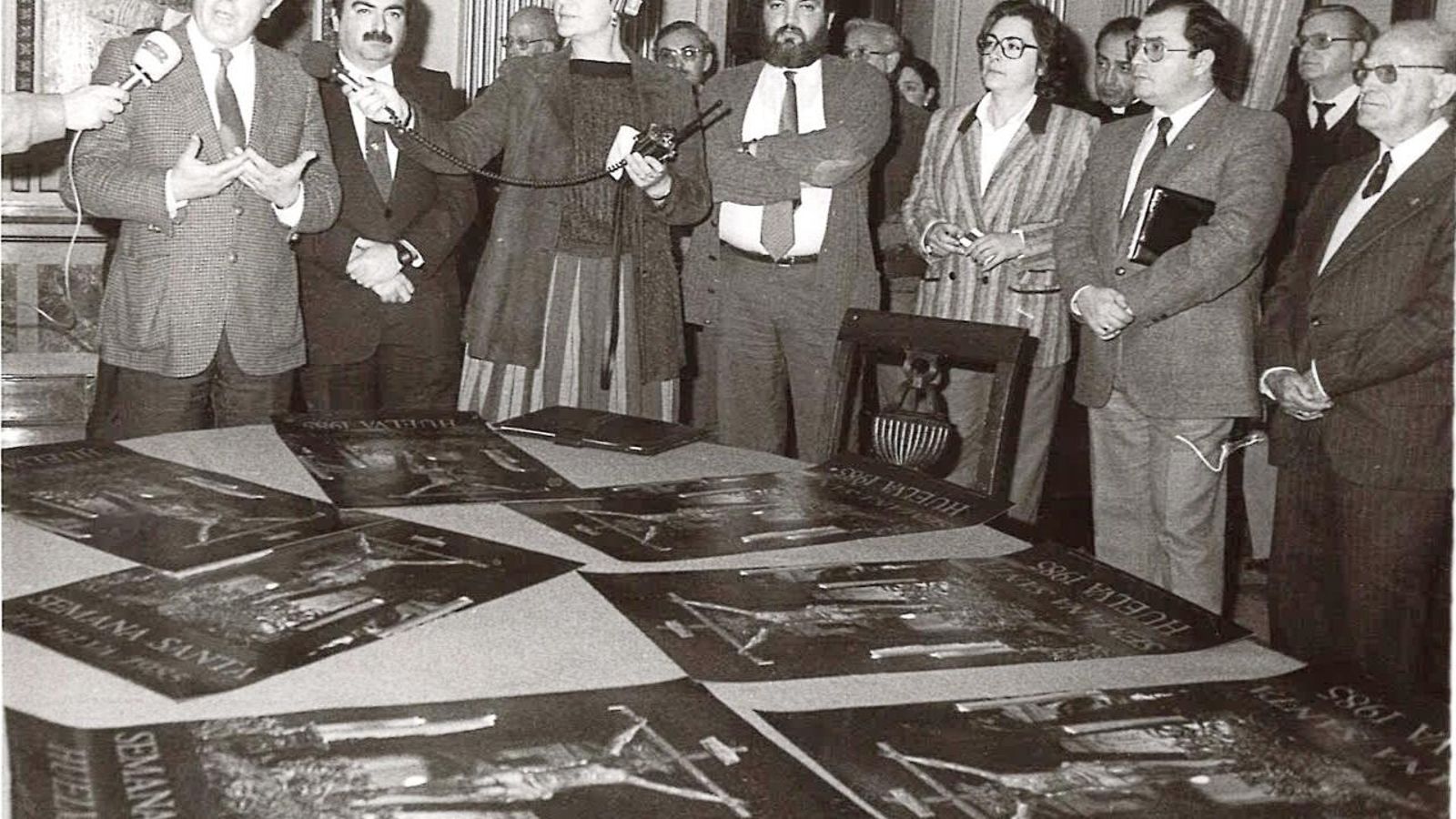 En la presentación del cartel de la Semana Santa de 1985 en la intrevención del alcalde José Antonio Marín, aparecen Marisol Rodríguez, Aurelio Barreda, Oliva Tornero, José Manuel Badajoz, Manuel Castillo; detrás, Antonio Díaz Roca, José Pons, Paco Contioso y Francisco Llonís.