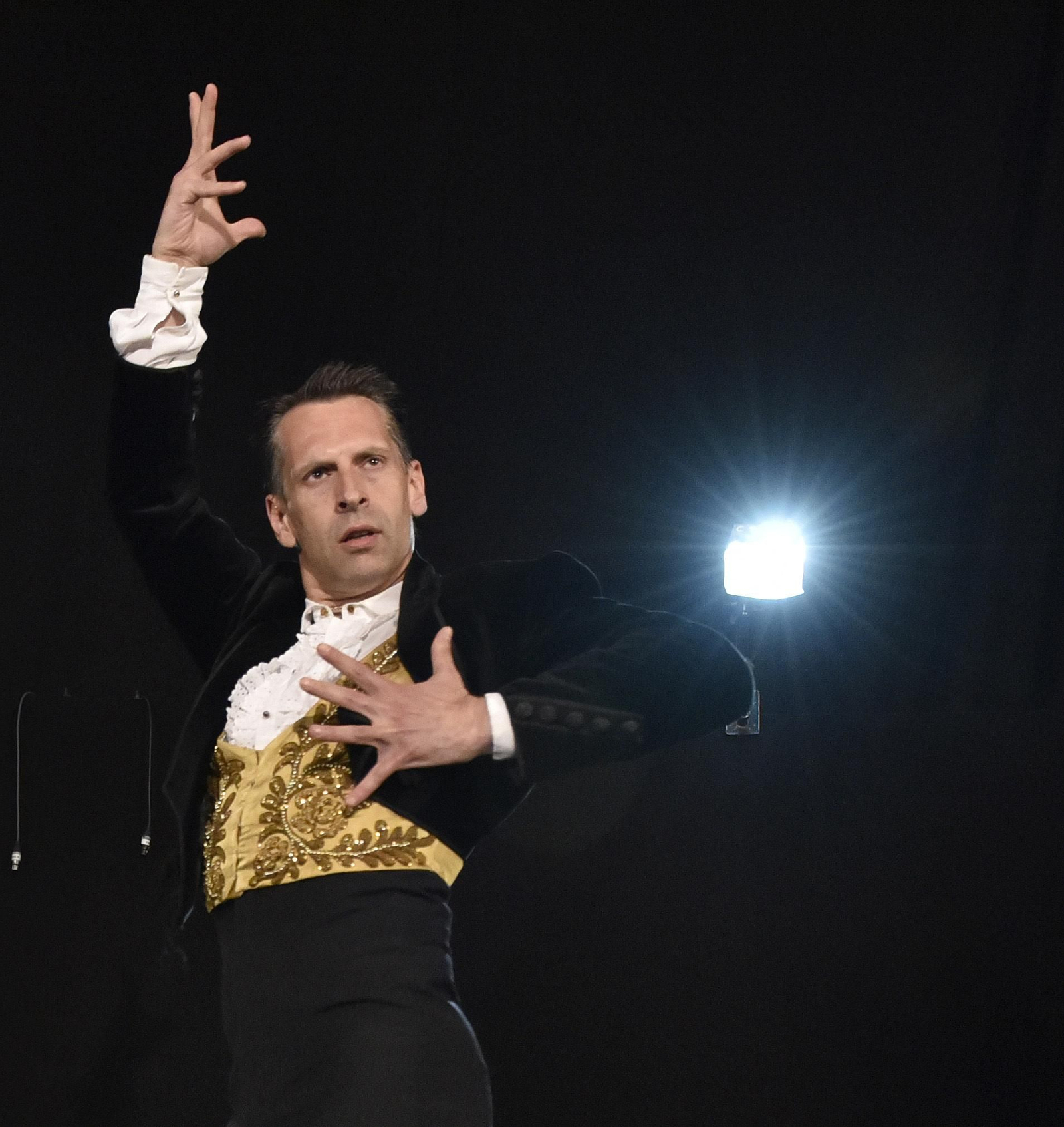 Francisco Velasco baila el 'Zapateado' de Sarasate en el homenaje a Antonio.