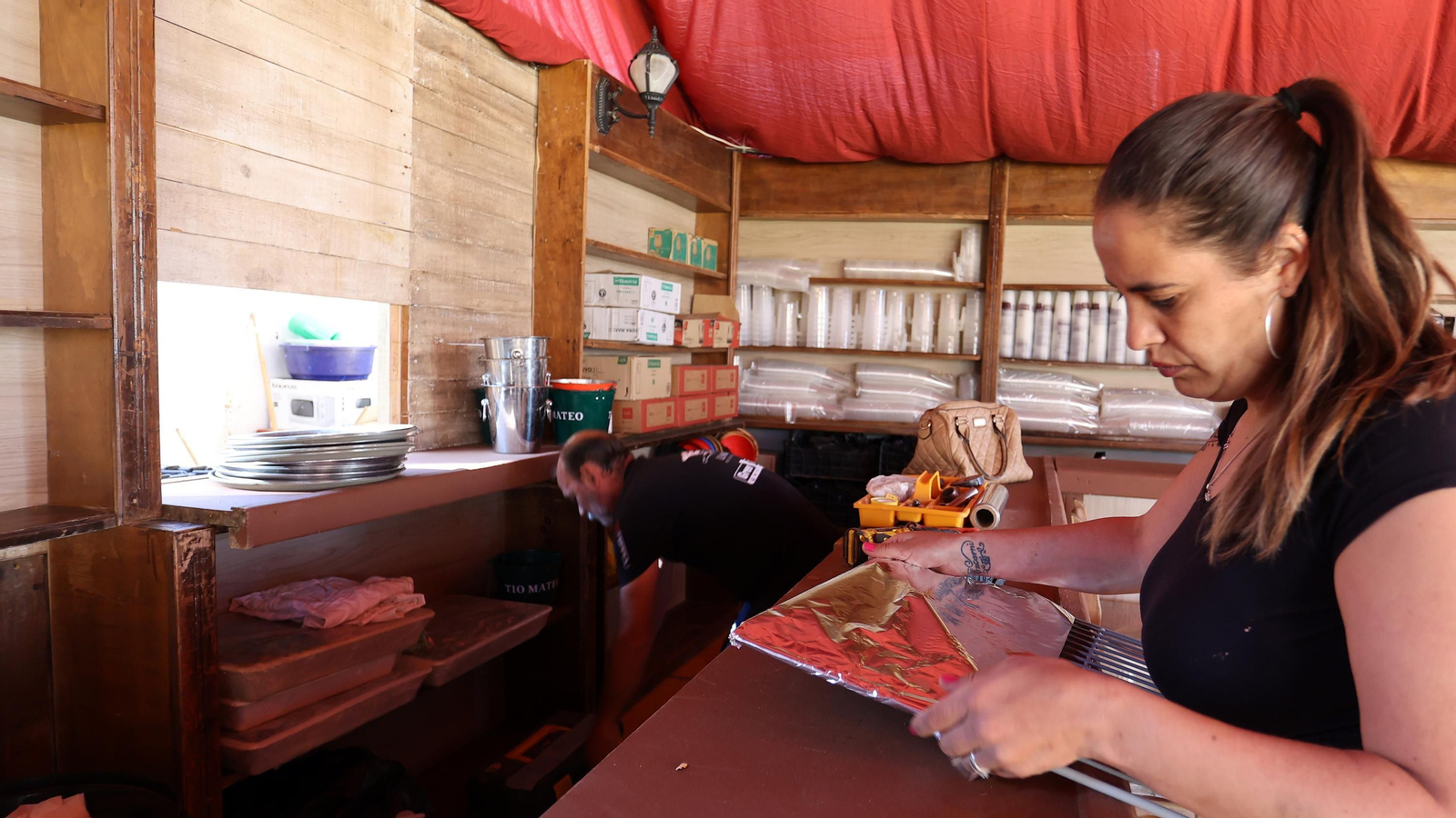 Preparativos en una de las casetas del González Hontoria.