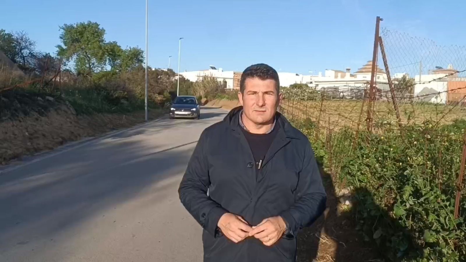 El portavoz de este partido durante la visita que realizó a la zona.